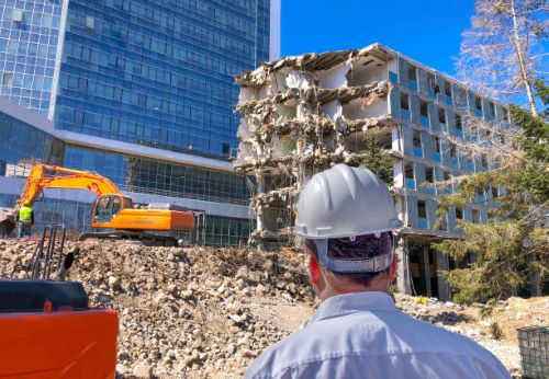 مهندس معماري في موقع مبنى مهدوم أثناء عملية استخراج رخصة هدم الرياض من مكتب هندسي معتمد