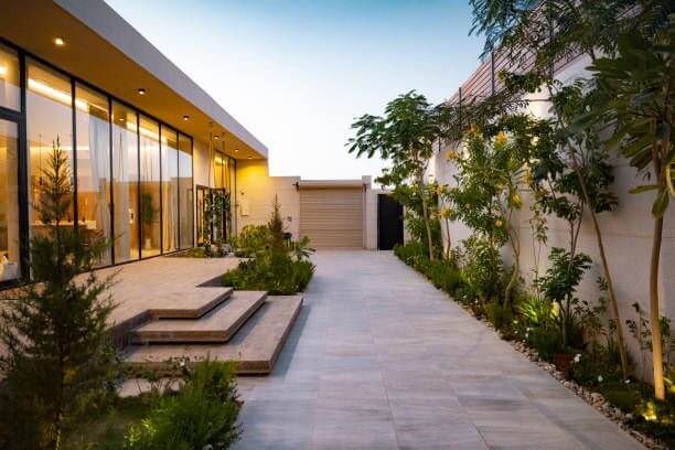تصميم واجهات معمارية بالرياض لفيلا حديثة بتصميم هندسي مبتكر ومتوافق مع الكود السعودي للبناء