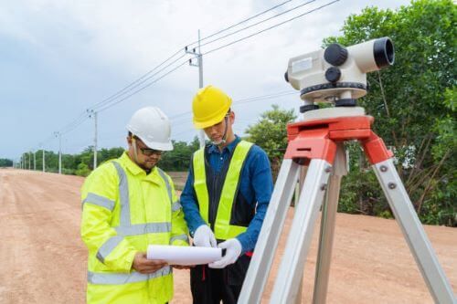 مهندس يراجع مخططات ويقوم ب حساب الكميات بدقة