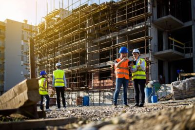 مهندس موقع يتابع أعمال البناء في موقع المشروع لضمان الدقة والجودة ضمن خدمات مساحية معتمدة في الرياض.