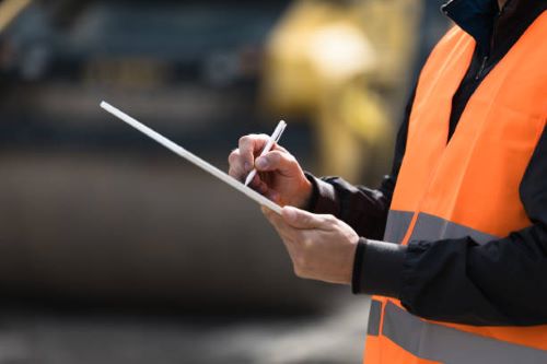 مهندس يتفقد موقع بناء في الرياض ويتأكد من الالتزام بمعايير السلامة لاستخراج رخصة الدفاع المدني