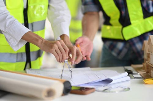 أشخاص يراجعون مخطط بناء بدقة، وهي خطوة مهمة لتفادي تأخير استخراج رخصة بناء بالرياض
