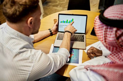فريق هندسي متخصص يقوم بإعداد تقرير مساحي بالرياض بدقة عالية باستخدام أجهزة المساحة الحديثة