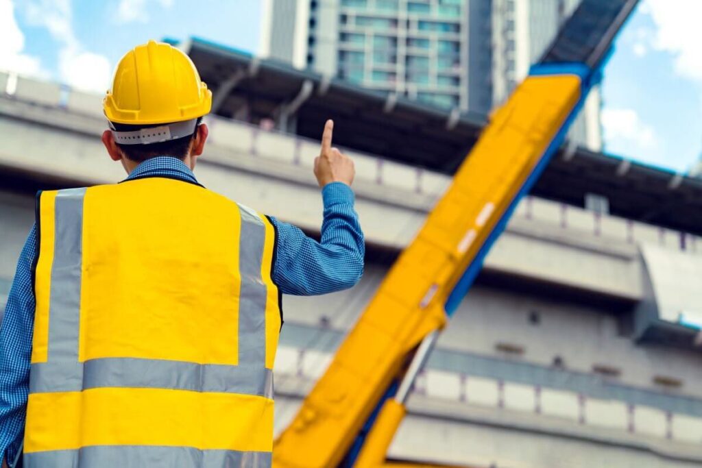 مهندس يجري فحصًا هندسيًا للمبنى لإعداد تقرير فني هندسي معتمد بالرياض