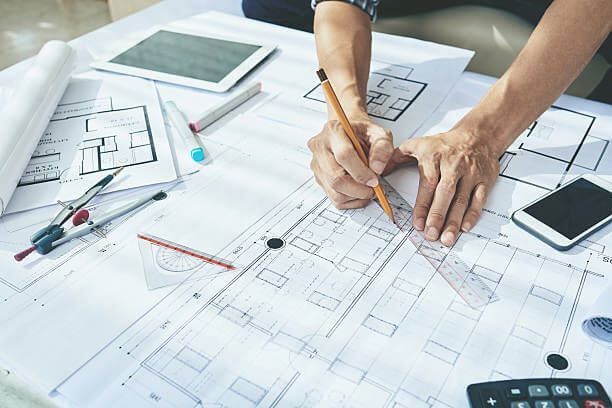 مهندس إنشائي يراجع مخططات إنشائية بالرياض لمشروع بناء سكني تجاري مطابق للكود السعودي