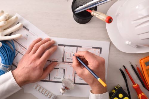 مخططات هندسية كهربائية تُظهر توزيع الأحمال والتمديدات في مبنى تجاري