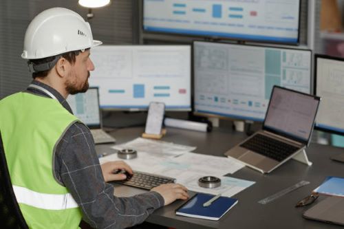 مهندس يراجع مستندات رخصة بناء فورية في الرياض لضمان الموافقة السريعة
