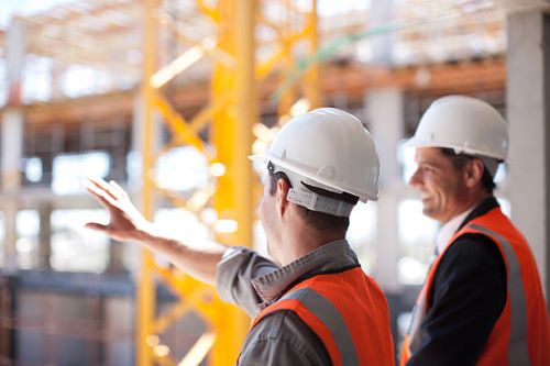 مهندس إشراف في موقع مشروع يتابع التنفيذ خطوة بخطوة