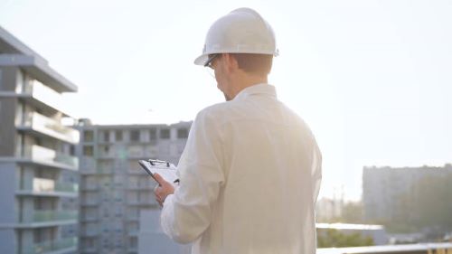 مهندس يقوم بـ فحص المباني الجاهزة باستخدام أدوات متقدمة للتأكد من مطابقته للمعايير