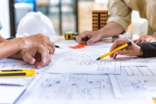 مهندس يراجع مخططات رخص بناء معتمدة في الرياض لضمان تنفيذ مشروع مطابق للمعايير